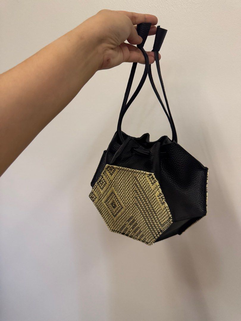 Halohalo Bituin Bag (Category: Purses & Pouches) located in Paranaque City. Submitted by msbentables (Listing ID 1363268330, Image 1). Description: Like new. Used once for an event. a little drop of heaven. a star that twinkles bright, just as you do. for on-the-go or evening ladies. doubles as a table centerpiece – she is a work of art. 5 inches (H) x 5.5 inches (L) x 4.5 inches (W) handle drop: 7.25 inches Helping tags halohalo plngke arawtheli