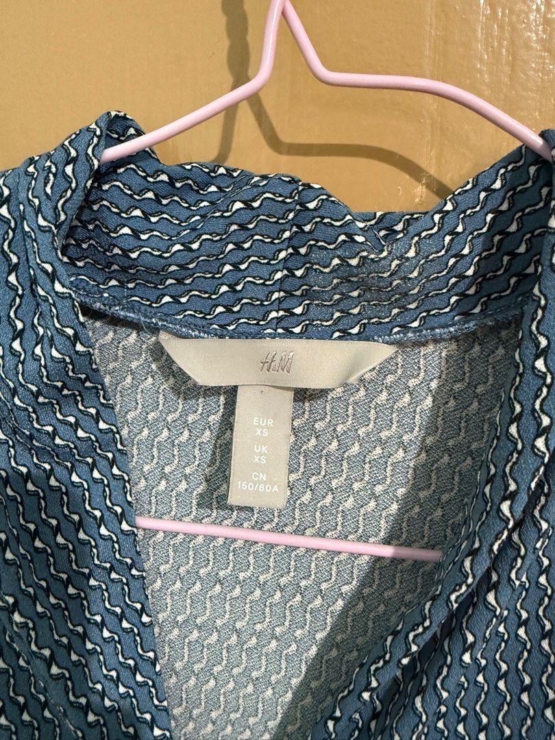 H&M blouse (Category: Blouses) located in Singapore. Submitted by trudel1 (Listing ID 1363243267, Image 1). Description: H&M blouse.