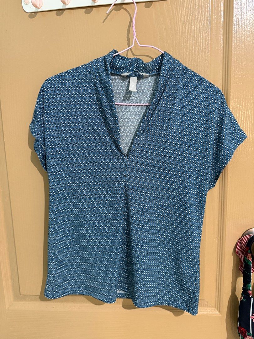 H&M blouse (Category: Blouses) located in Singapore. Submitted by trudel1 (Listing ID 1363243267, Image 2). Description: H&M blouse.