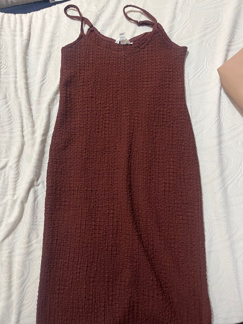H&M bodycon textured Dress (Category: Dresses) located in Quezon City. Submitted by trishiaa21 (Listing ID 1363255577, Image 1). Description: -used once lang -brownish red color -size XS Rfs: will not use it anymore .