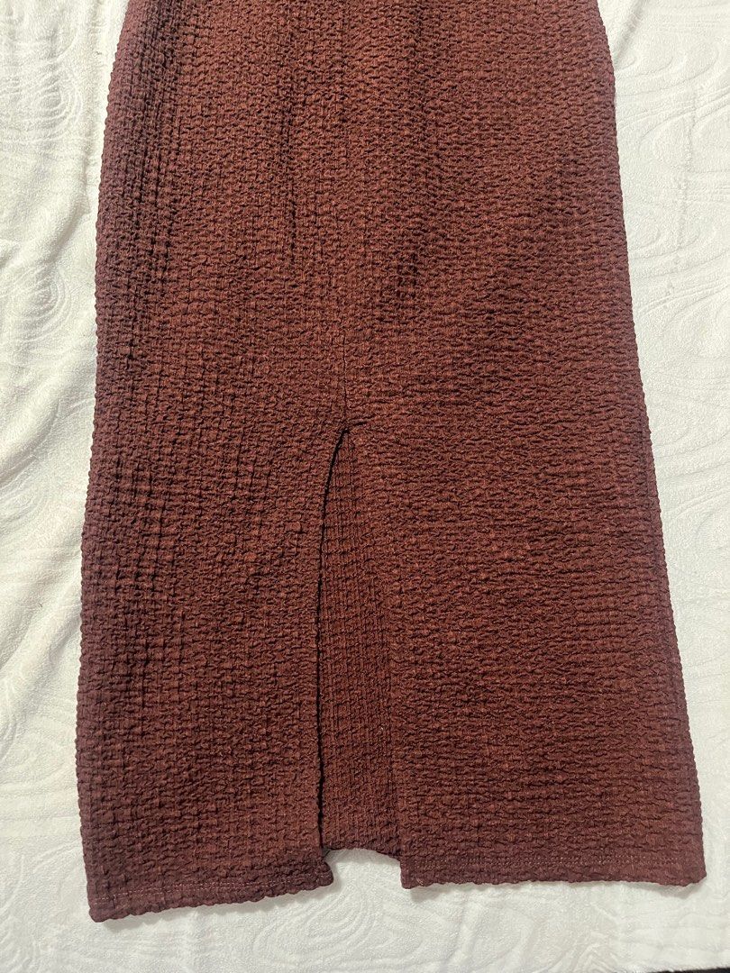 H&M bodycon textured Dress (Category: Dresses) located in Quezon City. Submitted by trishiaa21 (Listing ID 1363255577, Image 2). Description: -used once lang -brownish red color -size XS Rfs: will not use it anymore .