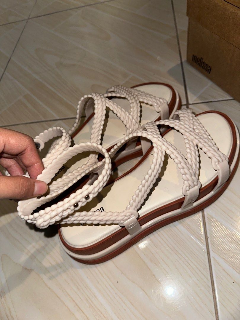 Melissa Buzios Comfortable Sandals Beige/Brown (Category: Flats & Sandals) located in Paranaque City. Submitted by decluttercutieph (Listing ID 1363217459, Image 3). Description: used once only in the mall. no flaws or stain or damage. bought in the orange app (melissa official store).