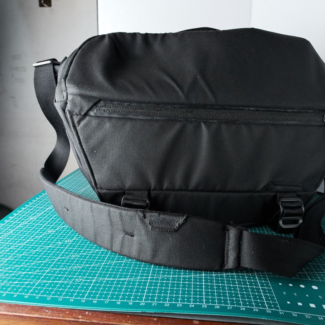 Peak Design 10L sling v1 everyday bag (Category: Camera Bags & Carriers) located in Cebu City. Submitted by edlimceb (Listing ID 1363232685, Image 3). Description: Peak Design 10L sling v1 everyday bag One of the best 10L slings out there, and very durable. (local price for v2 is 11k+) - No functional damage. 10/10 function rating. - Obvious cosmetic wear and signs of usage (see photos); minor shape deformity on top area (doesn't affect function)