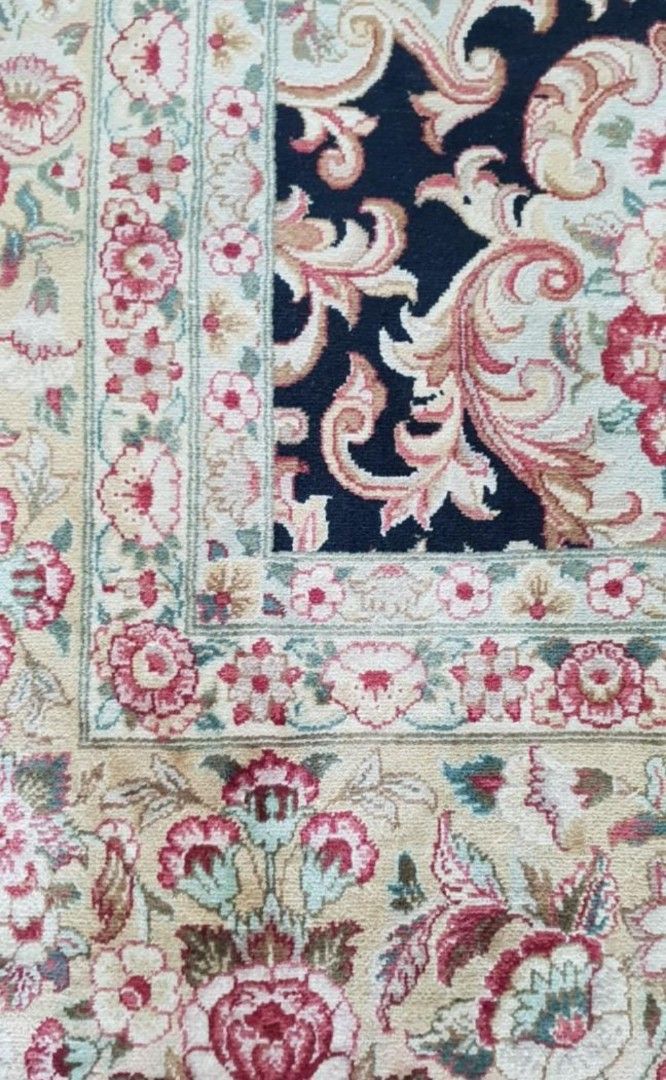 Persian carpet65073570370561114
