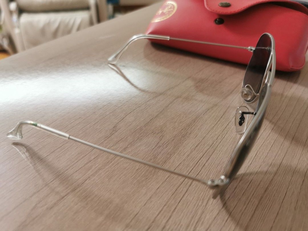 Ray ban sunglasses （分類：眼鏡）位於 Hong Kong。 由 syw.1 提交（商品編號 1363243243，圖片 4）。簡介： Seldomly use RB3025 aviator large metal With a red bag printed name。