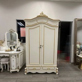 (Category: ) located in . Submitted by dainteliving (Listing ID 1363266921, Image 1). Description: .
