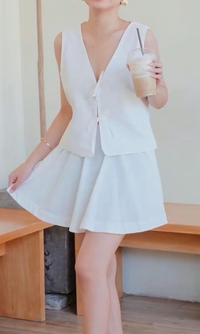 White Coords FREE SIZE (Category: Announcements) located in Batangas. Submitted by berttejada (Listing ID 1363180343, Image 1). Description: RFS: Top too small for bust .