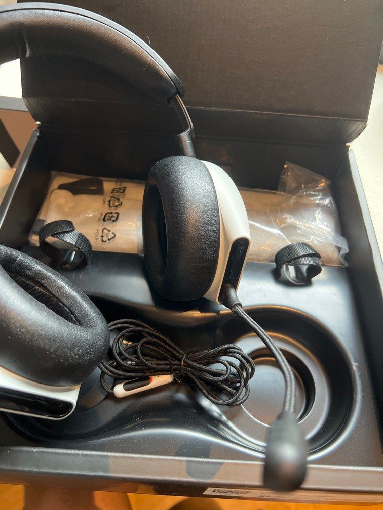 Alienware 920H (Category: Headphones & Headsets) located in Singapore. Submitted by iwanttomakemoney11 (Listing ID 1363448927, Image 2). Description: Brand new Alienware headphones used only 1to2 times very new get it last year Dec as birthday present.