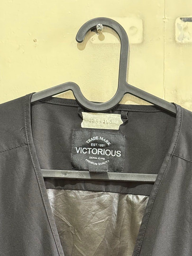 Black Vest (Category: Vests) located in Mandaluyong City. Submitted by rainieldc (Listing ID 1363354545, Image 2). Description: .