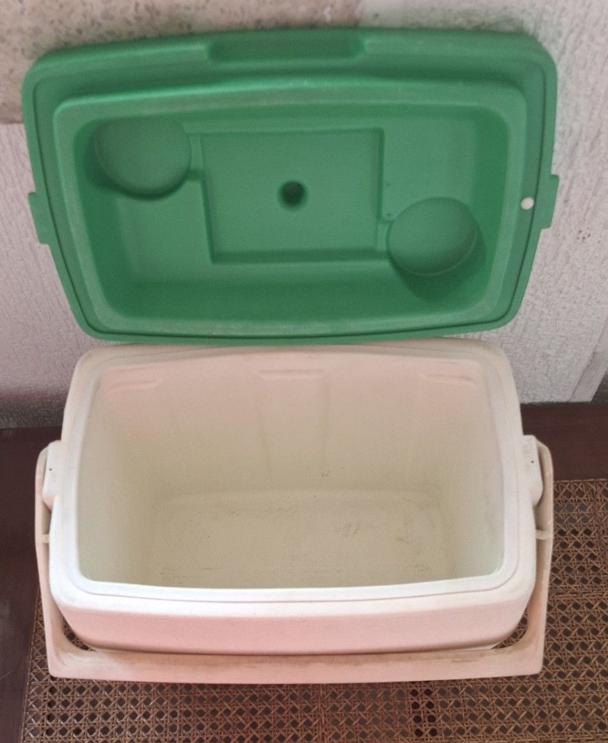 Coleman Cooler (Category: Food Organization & Storage) located in Bulacan. Submitted by gjeen (Listing ID 1363354171, Image 2). Description: ISSUE: one side of the handle is broken (please see pic).