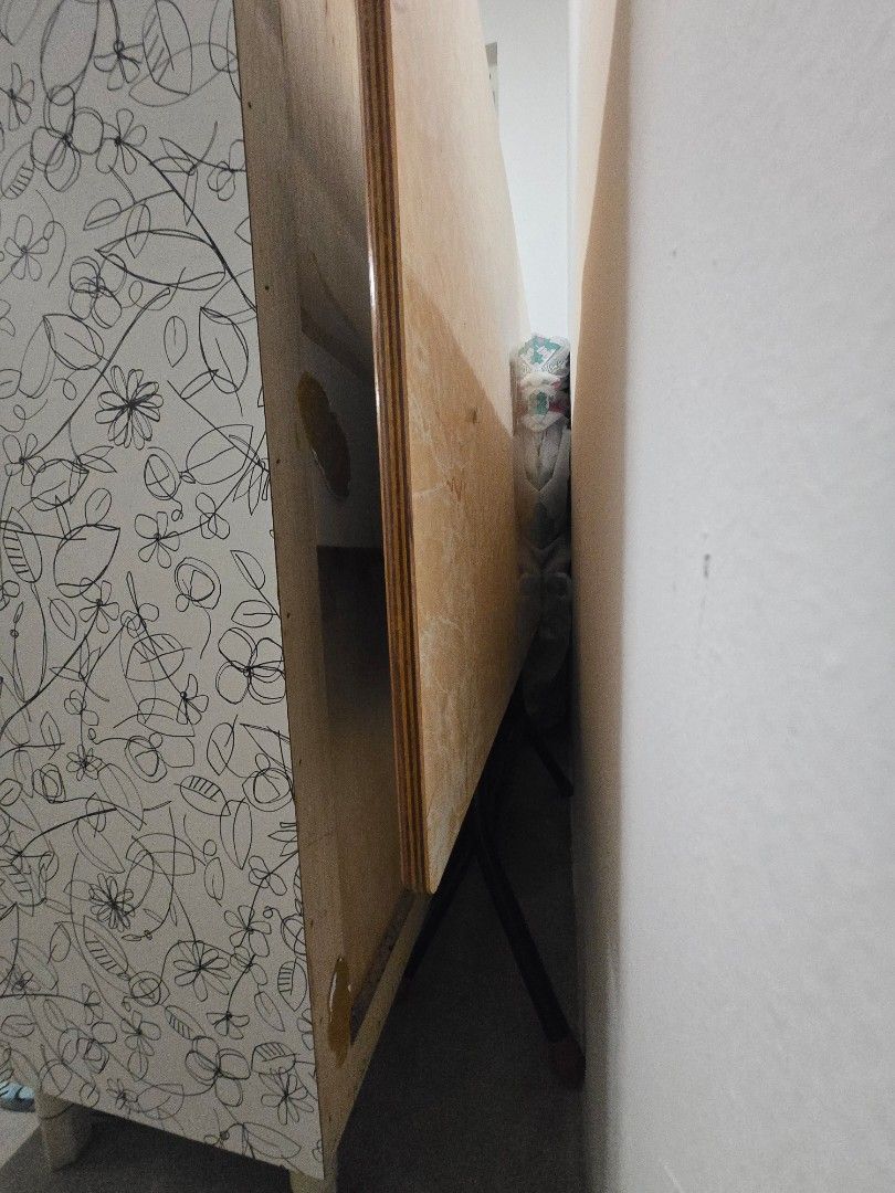 Foldable table (Category: Tables & Sets) located in Singapore. Submitted by yozahha (Listing ID 1363379921, Image 2). Description: 1mL x 60cmW.
