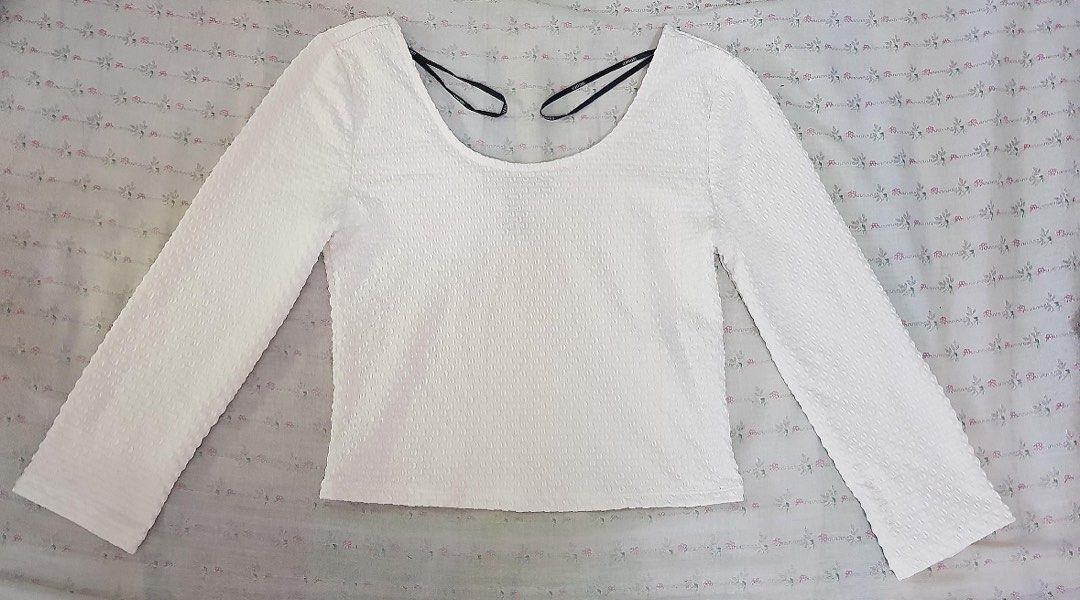 Forever 21 White Crop Top (Category: Longsleeves) located in Makati City. Submitted by mstrish (Listing ID 1363375527, Image 1). Description: PM for any queries!.