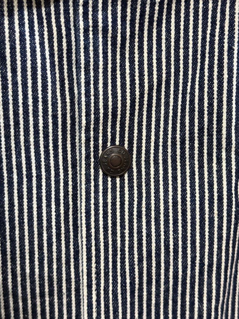 GU Coach Jacket (Category: Formal Shirts) located in Mandaluyong City. Submitted by rainieldc (Listing ID 1363354892, Image 2). Description: No issue / Like new 22.5W x 27L .