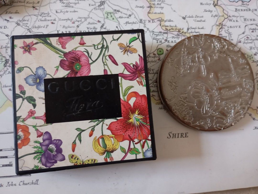 Gucci compact mirror (Category: Face Care) located in Las Pinas. Submitted by quick_deals_great_finds2 (Listing ID 1363386878, Image 1). Description: Original good condition.