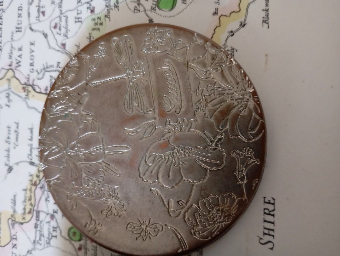 Gucci compact mirror (Category: Face Care) located in Las Pinas. Submitted by quick_deals_great_finds2 (Listing ID 1363386878, Image 2). Description: Original good condition.