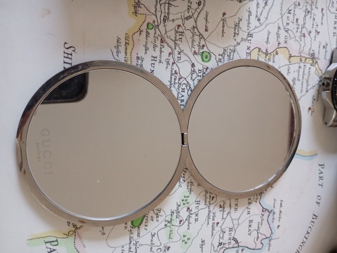 Gucci compact mirror (Category: Face Care) located in Las Pinas. Submitted by quick_deals_great_finds2 (Listing ID 1363386878, Image 3). Description: Original good condition.