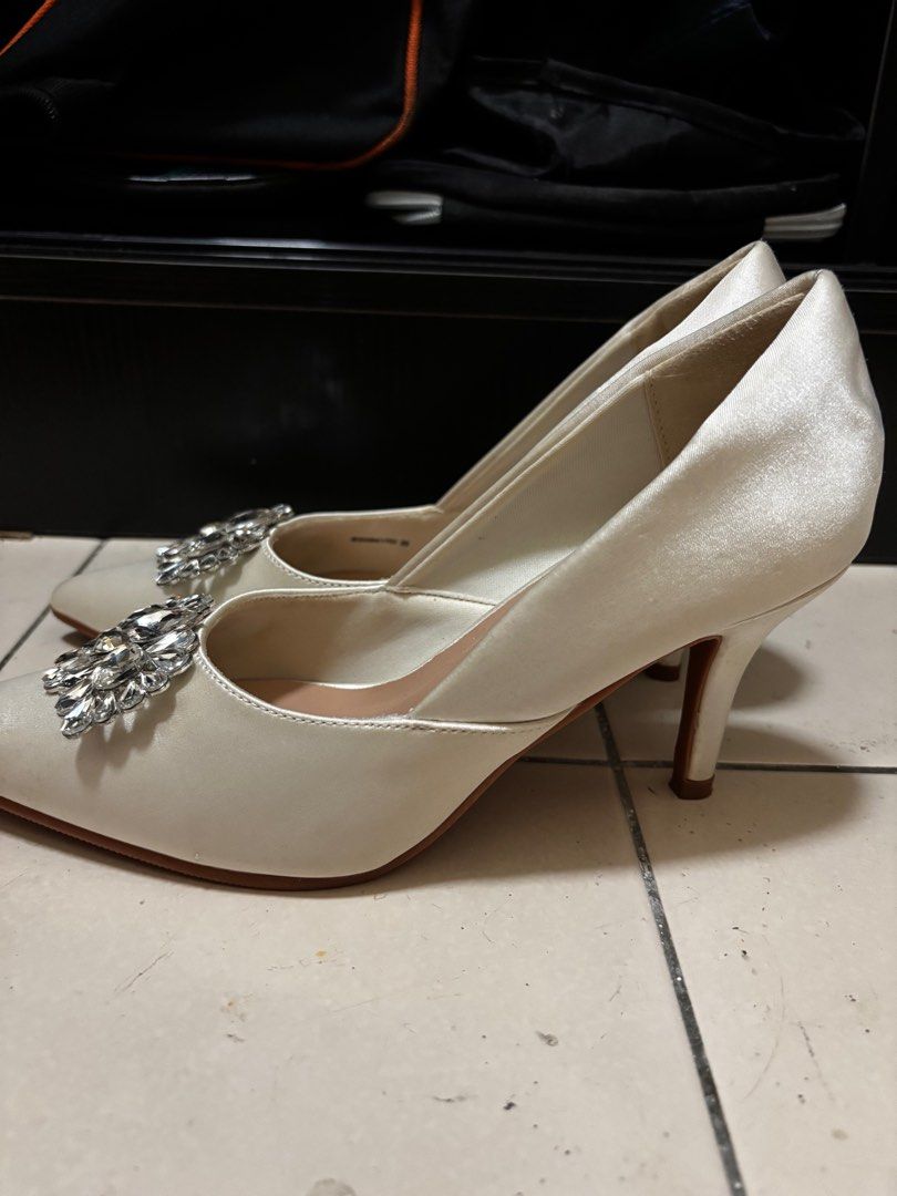 Heels (Category: Heels) located in Singapore. Submitted by waitwhathuh (Listing ID 1363477159, Image 2). Description: Used for wedding. Kept after that. Only used once.