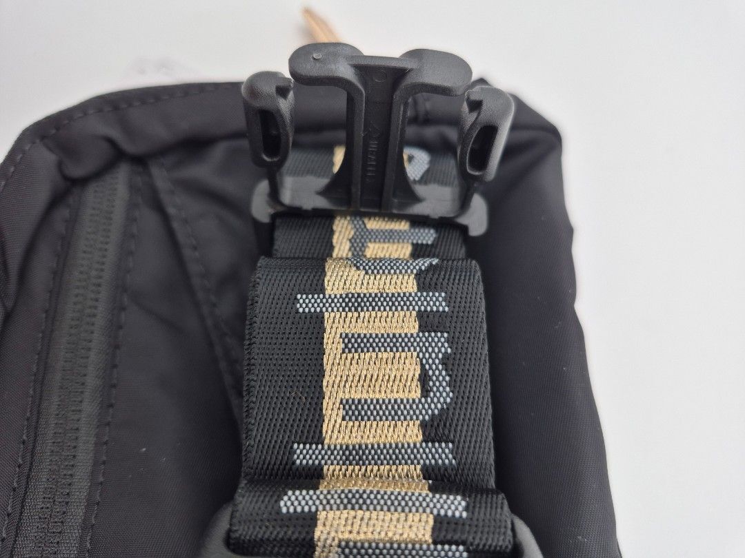 Lululemon 2L Beltbag (Category: Luxury Bags & Wallets) located in Davao. Submitted by marthascloset (Listing ID 1363530684, Image 2). Description: Beltbag.