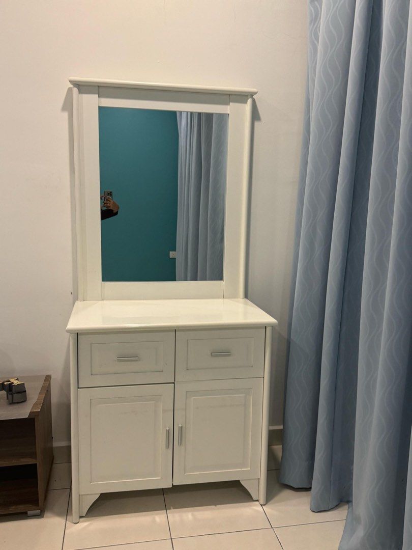 Makeup Table (Category: Tables & Sets) located in Subang Jaya. Submitted by fatinshhrh (Listing ID 1363454819, Image 2). Description: Negotiable -self pick up at Bangi Avenue.