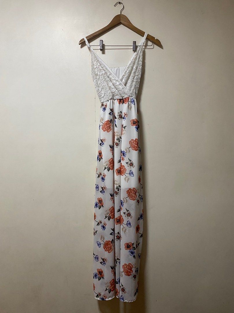 Maxi floral dress (Category: Dresses) located in Antipolo. Submitted by bluesklues_812 (Listing ID 1363516296, Image 1). Description: size xs but could fit in medium sized .