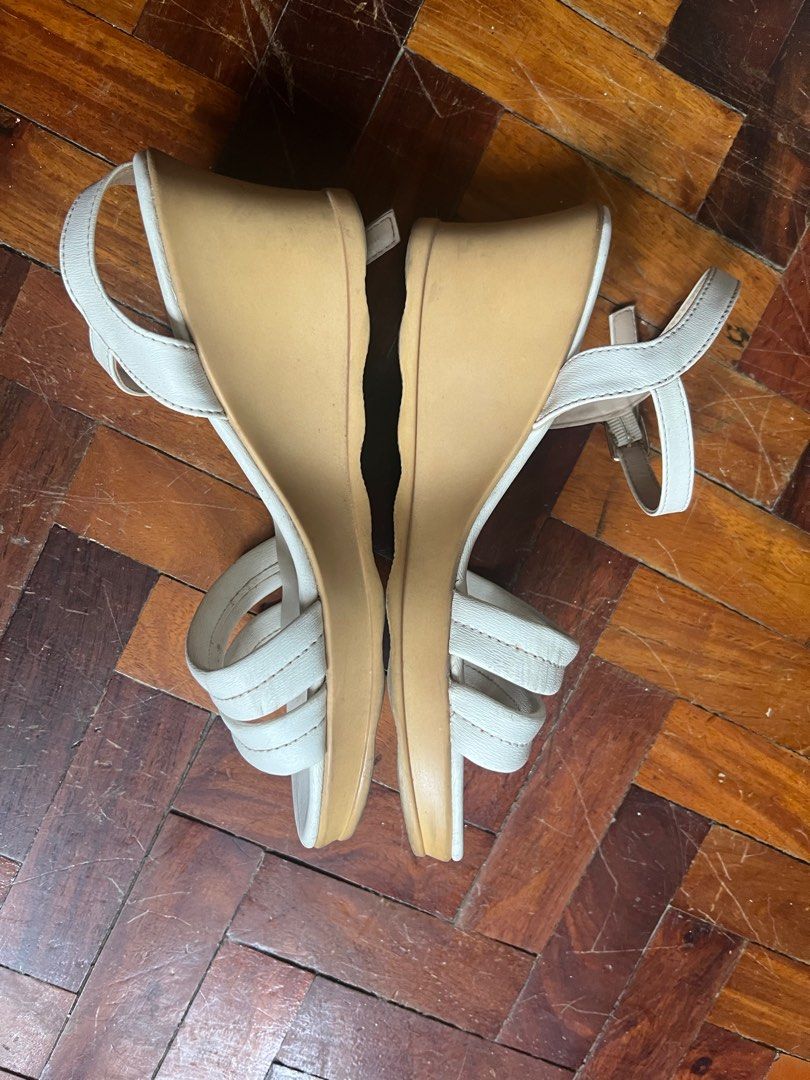 Parisian White Summer Wedges (Category: Wedges) located in Antipolo. Submitted by neveroldph (Listing ID 1363533907, Image 2). Description: Super lightweight and cute.