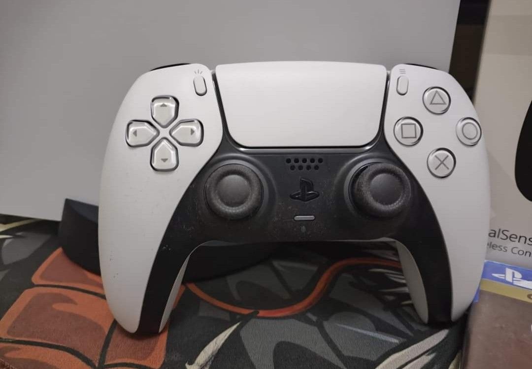 PS5 Disc Version OG / Phat (Category: PlayStation) located in Valenzuela. Submitted by beigeandlilac (Listing ID 1363529294, Image 2). Description: Used a few times only. No issue, Makinis Like New condition 💯 WITH BOX. INCLUSIONS: •2 controllers •2games •charging dock sony •box for console, connectors, all complete, box for other controller. FULL DETAILS: - 2 controllers. With box pa yung isa and twice lang yun nagamit. - 2 Games included • NBA