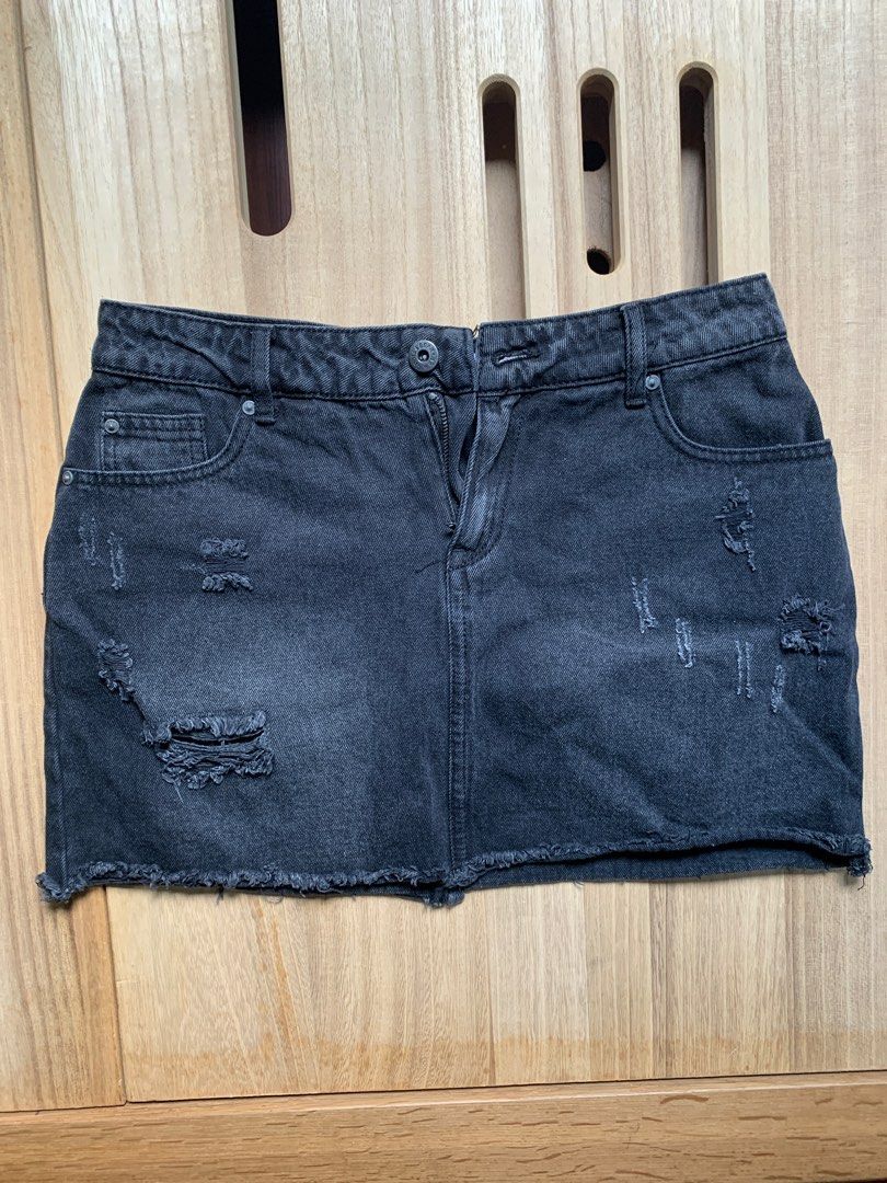 Pull & Bear Black Distressed Raw Hem Jean Skirt Size 28 (Category: Skirts) located in Bayambang. Submitted by mmsainnt (Listing ID 1363415815, Image 1). Description: mop: gcash shipping: jnt/lbc.