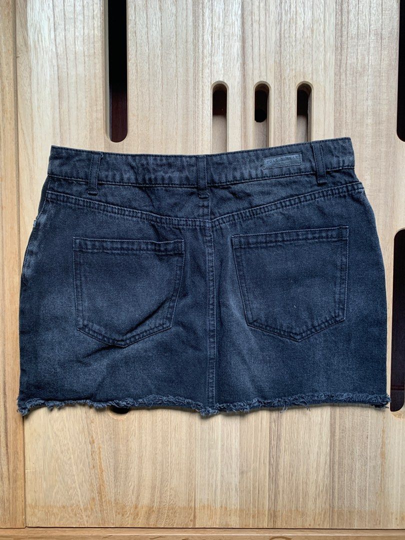 Pull & Bear Black Distressed Raw Hem Jean Skirt Size 28 (Category: Skirts) located in Bayambang. Submitted by mmsainnt (Listing ID 1363415815, Image 3). Description: mop: gcash shipping: jnt/lbc.