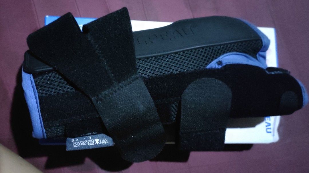 Velpeau Thumb Wrist Brace - Breathable Version (Category: Braces, Support & Protection) located in Pasig City. Submitted by noreen024 (Listing ID 1363416468, Image 3). Description: - used only 2x - good for De Quervain's - supports weak or injured wrist - large size, right wrist.