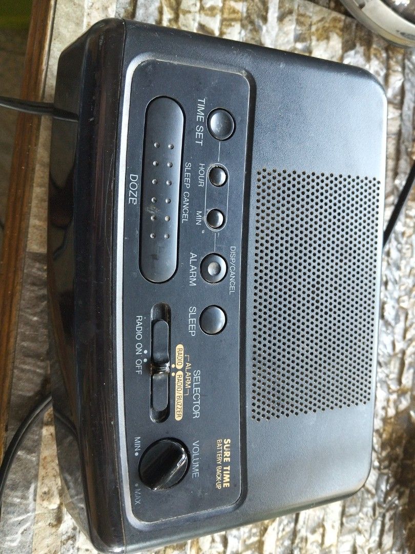 TRANSISTOR RADIO- PANASONIC (Category: Portable Music Players) located in Marikina City. Submitted by morningsunrays (Listing ID 1363362813, Image 2). Description: Used electric transistor radio FM/AM are in good signal. LCD not functioning Video are available upon request. Please see last picture..battery compartment no cover. MOP .....GCASH THEU LALAMOVE/JRS.
