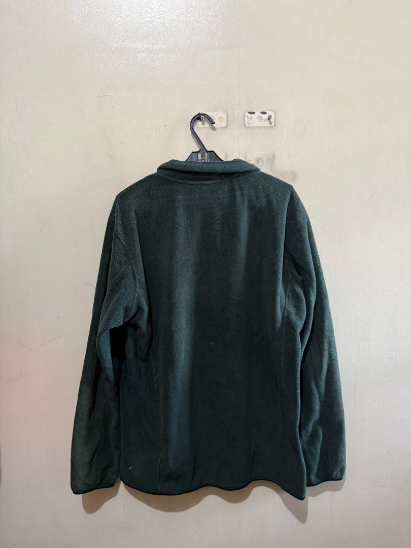 Uniqlo Sweater (Category: Coats, Jackets and Outerwear) located in Mandaluyong City. Submitted by rainieldc (Listing ID 1363354161, Image 3). Description: Issue: Slight himulmol.