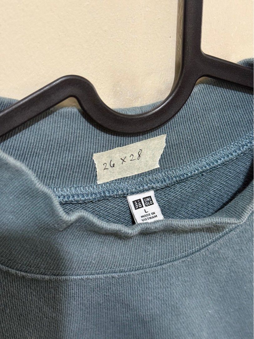 Uniqlo Sweatshirt (Category: Coats, Jackets and Outerwear) located in Mandaluyong City. Submitted by rainieldc (Listing ID 1363353632, Image 2). Description: .
