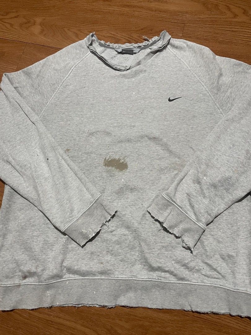 Y2k Distresed Nike Crewneck (Category: Coats, Jackets and Outerwear) located in Taytay. Submitted by sunflower_20 (Listing ID 1363513978, Image 2). Description: Y2k Distresed Nike Crewneck Xxl 25x28 Distressed Nego obo.