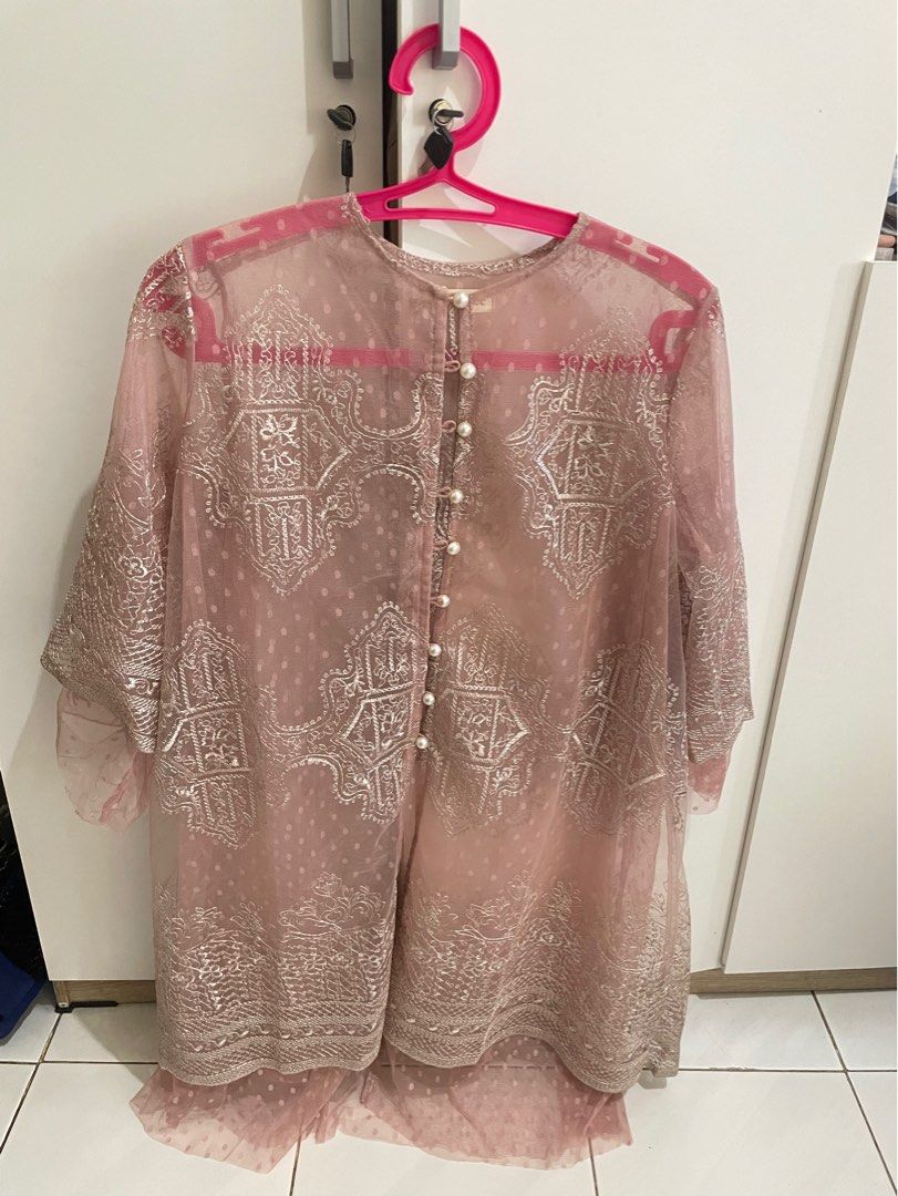 [AIMEE] Mima tunik one set baju kondangan (Kategori: Atasan) berada di Jakarta Selatan. Dikirim oleh minie_wear (ID iklan 1363203312, Gambar 2). Deskripsi: 1x pakai Outer & Pants saja (tidak termasuk inner) Warna Dusty Pink All size.
