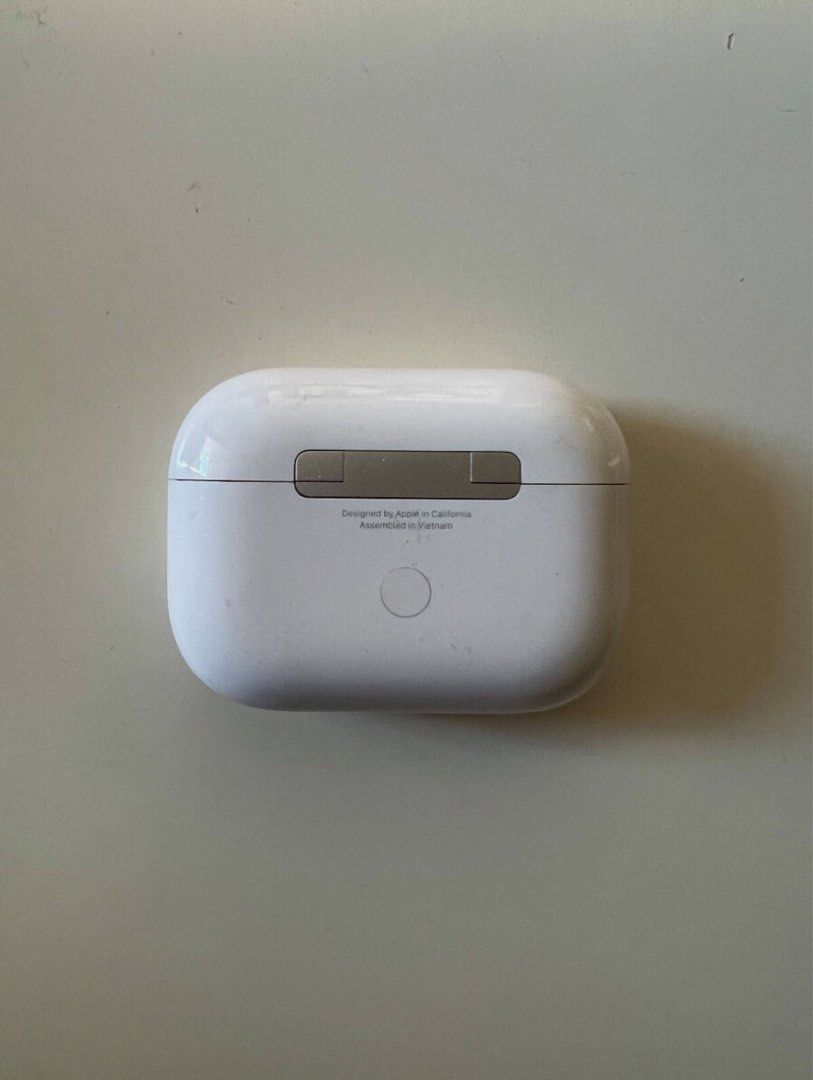 airpods pro 2 (Category: Earphones) located in Singapore. Submitted by alulegend698553 (Listing ID 1363642660, Image 3). Description: Airpods pro gen 1.