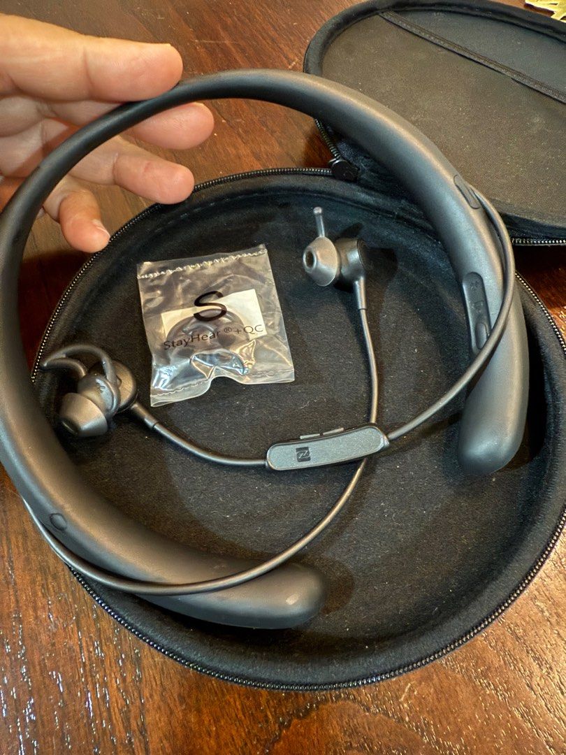 Bose earphones (Category: Headphones & Headsets) located in Singapore. Submitted by rahul.malhotra.167 (Listing ID 1363598474, Image 1). Description: .