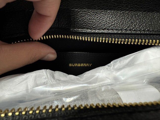 BURBERRY BANWELL TOTE BAG (Category: Luxury Bags & Wallets) located in Pasig City. Submitted by luiseeee (Listing ID 1363648388, Image 2). Description: BRAND NEW BURBERRY BAG - bought in US - Never been used - comes with dust bag and paper bag - PRICE IS NEGOTIABLE PM ME.