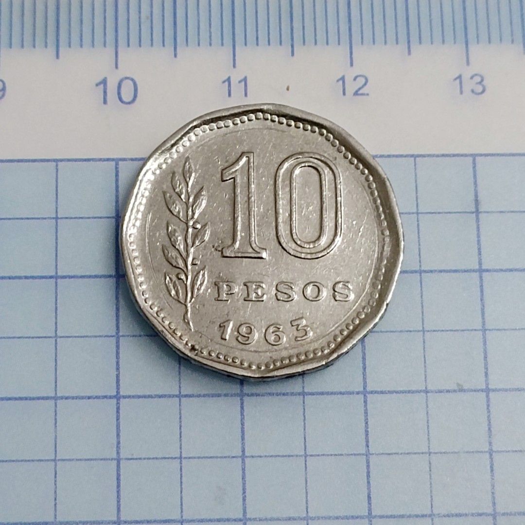 C2477阿根廷1963年10披索硬幣（幣邊有氧化.完美者勿下）, 書籍、休閒與玩具, 收藏、紀念品, 錢幣、紙鈔在旋轉拍賣