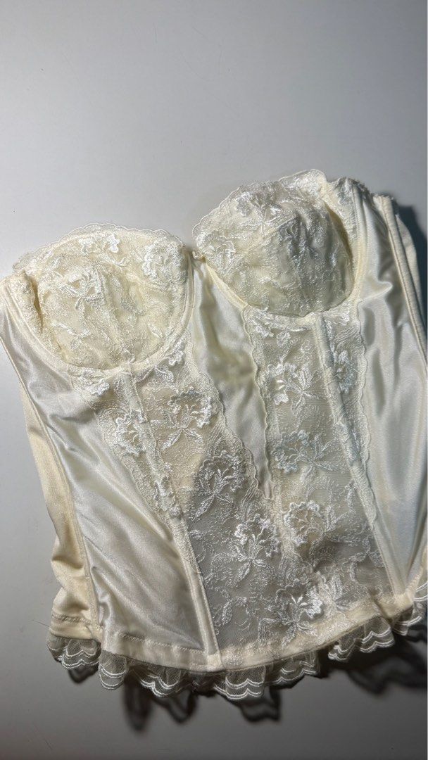 Coquette Corset with Boning (Category: Sleeveless) located in Mexico. Submitted by beyondd (Listing ID 1363586680, Image 1). Description: super prettyy irl!! would not let go if it fits me pa HAHA bought a few years ago from a corset shop on ig like new :) can do meet-ups around san fernando, mexico, angeles, balibago, and nearby areas in pampanga for ncr girlies, can do meet-ups around up diliman, uptc, and katipunan area only.