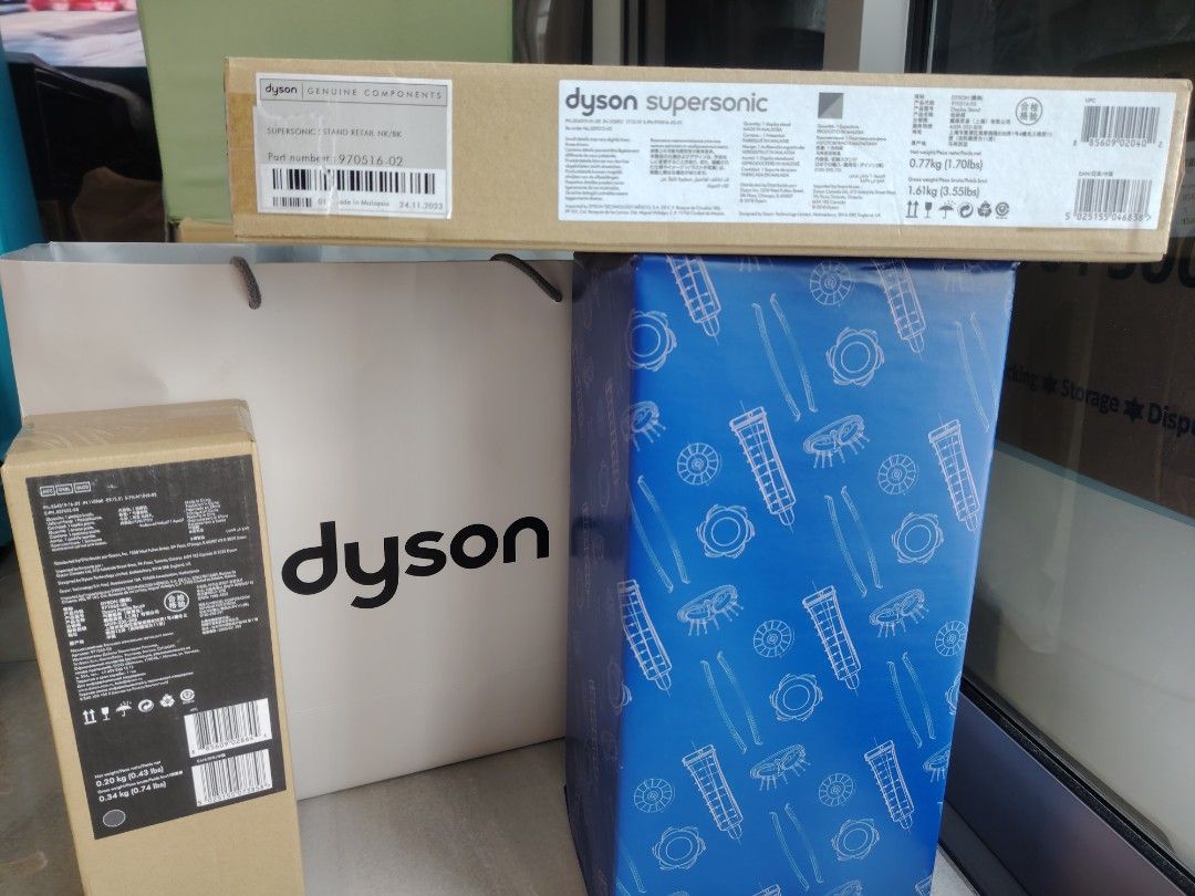 dyson (Category: Announcements) located in Singapore. Submitted by gooddaybluesky (Listing ID 1363644263, Image 1). Description: The Latest Salon dyson Hair Dryer. dyson最新款沙龙吹风机 A brand new set!.
