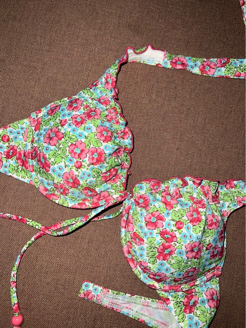 floral bikini top (Category: Bikinis & Swimsuits) located in Silang. Submitted by sh0pahol1c (Listing ID 1363676803, Image 3). Description: in a very good condition.
