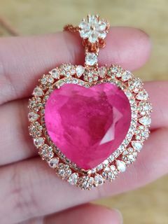 HIGH QUALITY 15 carat Natural Heart Pink Sapphire in Rose Gold AU750 Necklace (UV REACTIVE!)