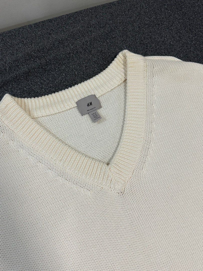 H&M CREAM KNITTED VEST (Category: Coats, Jackets and Outerwear) located in Navotas City. Submitted by darbysagon (Listing ID 1363605040, Image 3). Description: - medium - 25x21 - relaxed fit - brand new - no issue.
