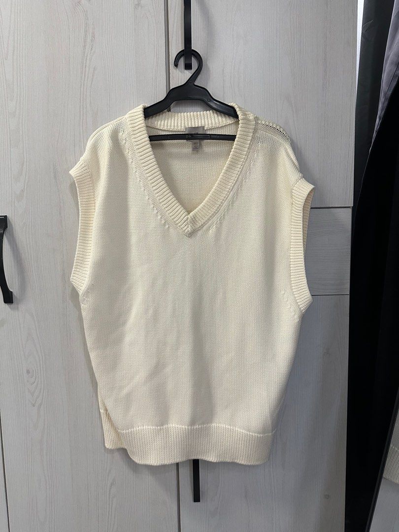 H&M CREAM KNITTED VEST (Category: Coats, Jackets and Outerwear) located in Navotas City. Submitted by darbysagon (Listing ID 1363605040, Image 1). Description: - medium - 25x21 - relaxed fit - brand new - no issue.