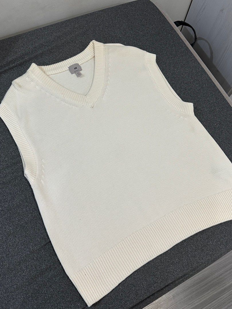 H&M CREAM KNITTED VEST (Category: Coats, Jackets and Outerwear) located in Navotas City. Submitted by darbysagon (Listing ID 1363605040, Image 2). Description: - medium - 25x21 - relaxed fit - brand new - no issue.
