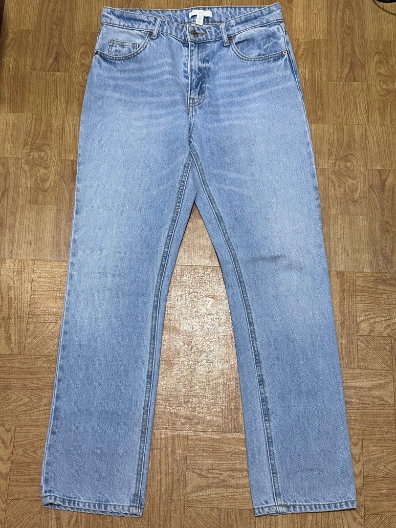 H&M Light Washed Jeans (Category: Jeans) located in Antipolo. Submitted by soshops (Listing ID 1363659085, Image 1). Description: fits 5’4 girls height.