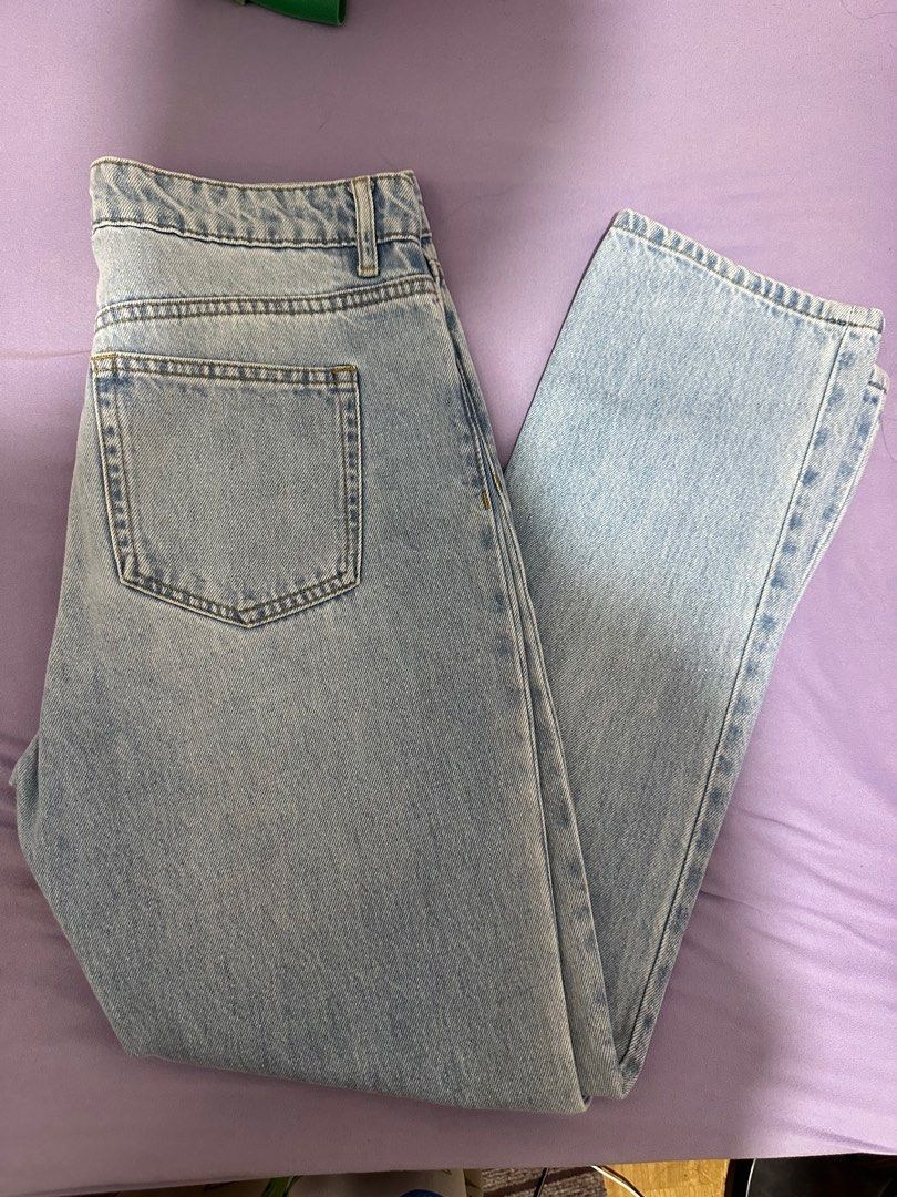 H&M Light Washed Jeans (Category: Jeans) located in Antipolo. Submitted by soshops (Listing ID 1363659085, Image 2). Description: fits 5’4 girls height.