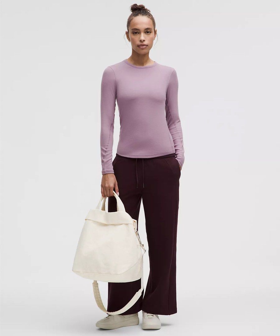 IC: Lululemon On My Level 20L Tote Bag (Category: Tote Bags) located in Makati City. Submitted by avlca (Listing ID 1363642796, Image 3). Description: Lululemon On My Level 20L Tote Bag in Light Ivory Bought for like 128 USD Please check Lululemon website for more information I used this mainly while traveling around Europe in 2024 as my personal bag. Then had it handwashed when I got back and stored. Have not used it since RFS: I wish it had a l
