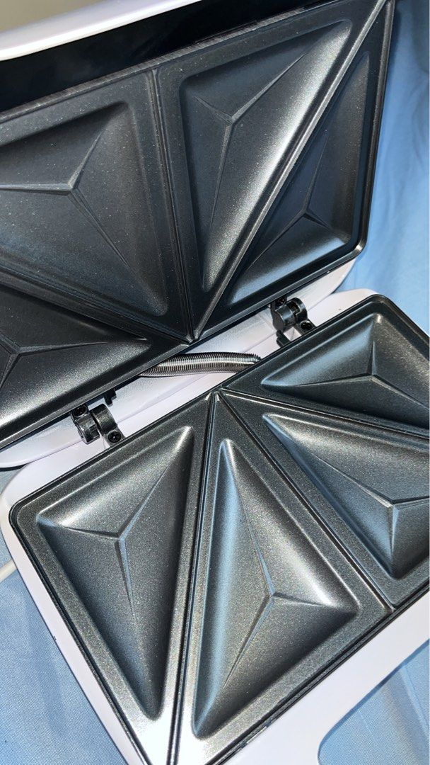 IMARFLEX QUICK TOAST SANDWHICH MAKER (Category: Ovens & Toasters) located in Manila. Submitted by margouxz (Listing ID 1363613985, Image 3). Description: -easy to heat -light indicator -non stick -with lock clip handle.