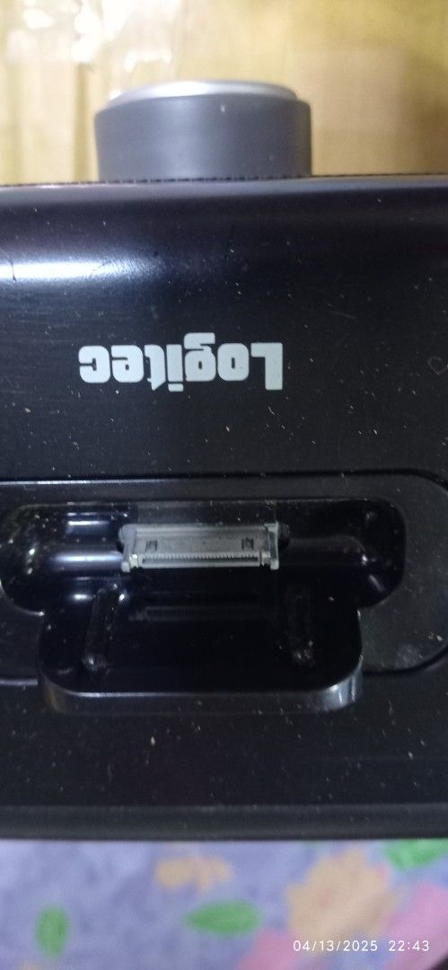Logitech (Category: Soundbars, Speakers & Amplifiers) located in Caloocan City. Submitted by lillybagin (Listing ID 1363700767, Image 3). Description: 110 Po tong speaker na to with AM/ FM n auxiliary..pwede ung ipod.pwede ding di battery ...issue Nyan ay sira na ung takip Ng battery..